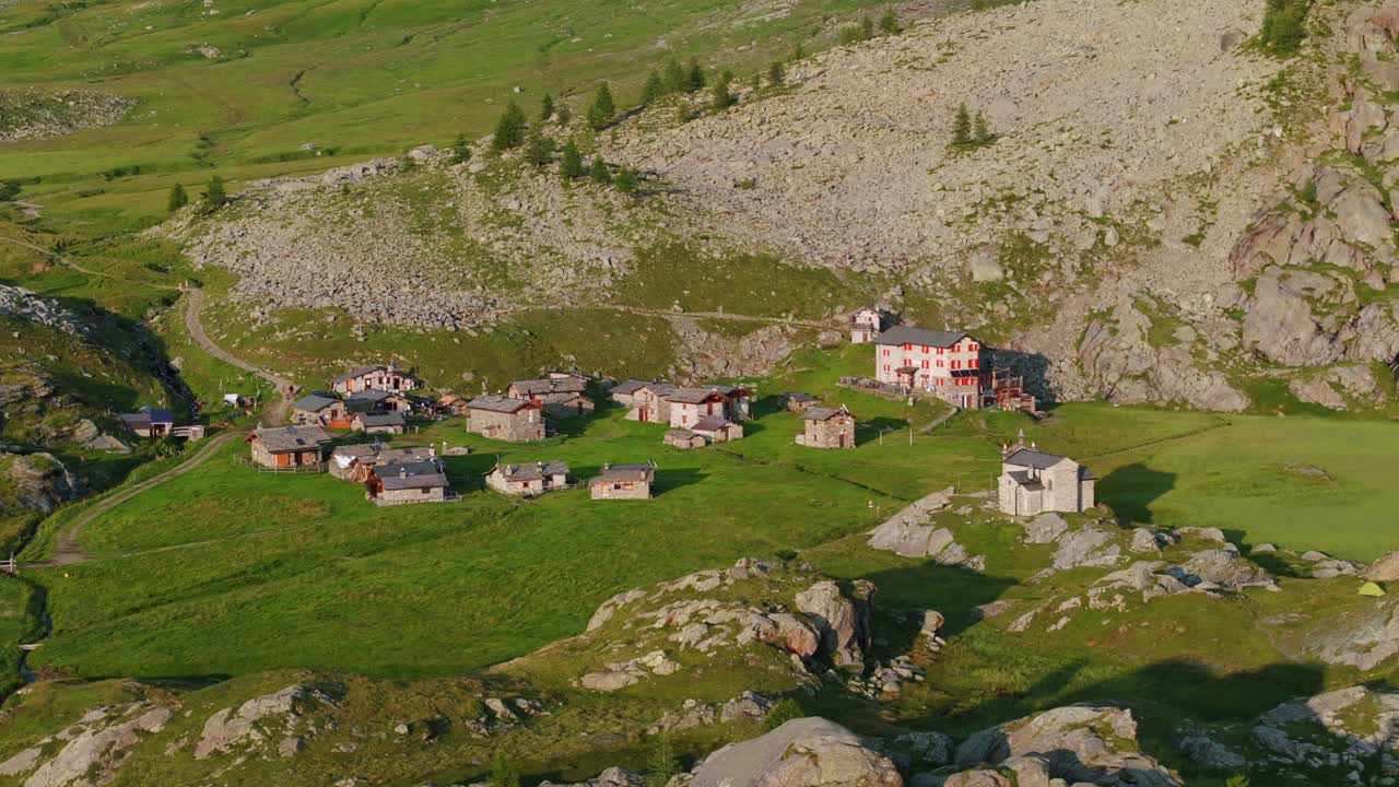Vista aerea del borgo di Pizzo Scalino e dell'Alpe Prabello della Valmalenco nel Nord Italia in estate