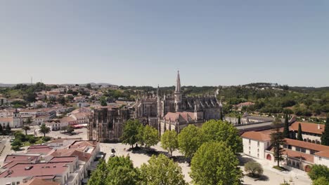 Majestätisches-Kloster-Mit-Turm-Und-Stadtbild-Von-Batalha-In-Portugal,-Luftbild