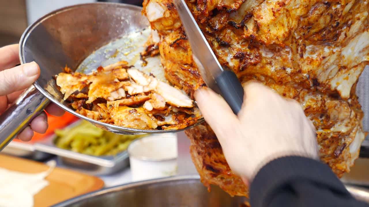 la preparación de shawarma de pollo