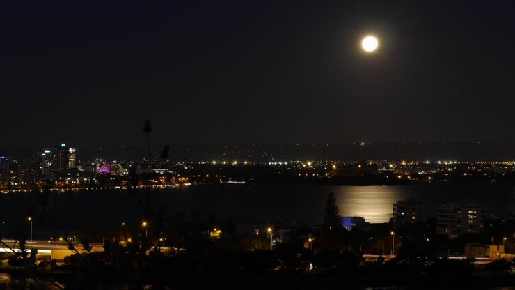 Timelapse notturno della luna piena sul fiume Swan da Kings Park, Perth