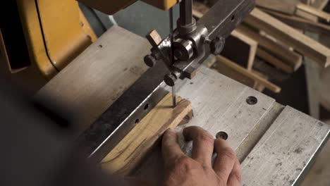 primer plano de una máquina que está cortando un pequeño trozo de madera