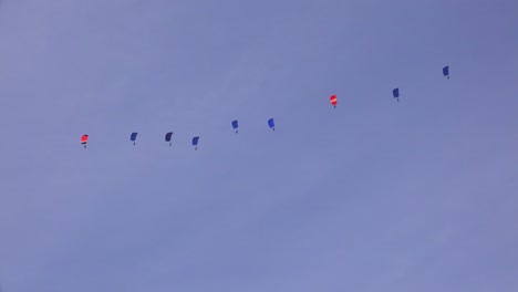 Elite-Streitkräfte-Und-Fallschirmjäger-Springen-Während-Der-Trainingsoperationen-Auf-Ein-Feld-Und-Landen-Dort