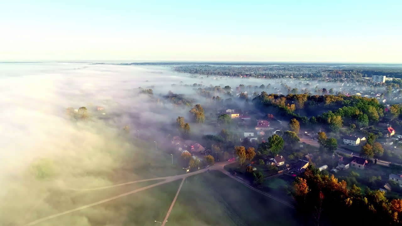 무인 항공기는 작은 시골 마을 일출 아침 안개 위로 날아