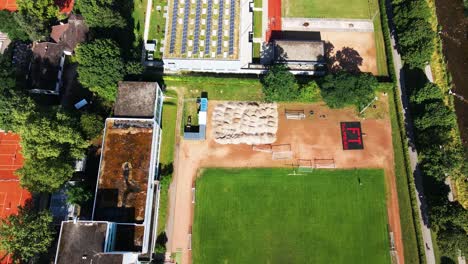 "consigue una vista de pájaro del vibrante paisaje urbano y los exuberantes parques de freiburg im breisgau, con imágenes de drones que muestran campos de fútbol donde los lugareños se reúnen para partidos animados bajo el sol