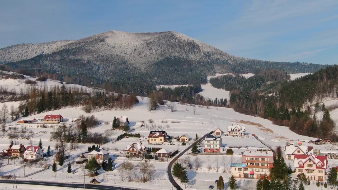 Villaggio di Mszana Dolna nei Monti Beschidi innevati.