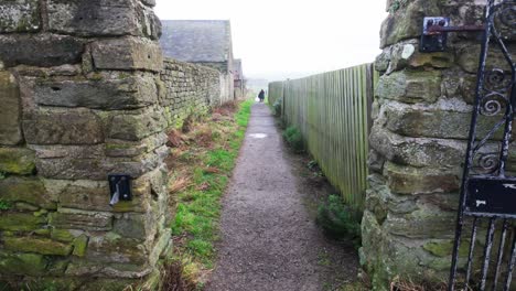 Menschen-Spazieren-Durch-Die-Ruhigen-Straßen-Von-Whitby,-Einem-Verschlafenen-Fischerdorf-An-Der-Küste-Von-Yorkshire-In-England