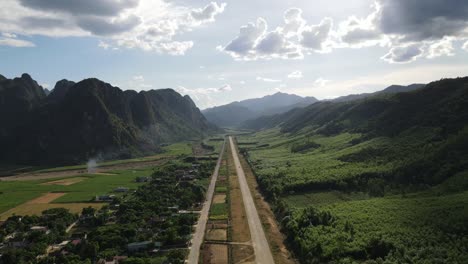 tiro de drone de carretera entre dos cordilleras