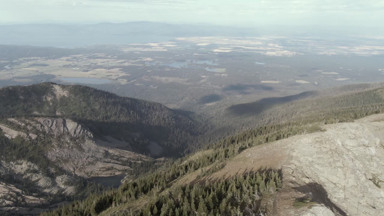 volando sobre las montañas de montana hacia el valle del lago flathead