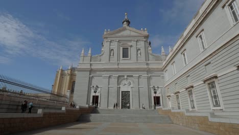 catedral de almudena, en la ciudad de madrid.
