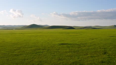 drone dolly por encima de las tranquilas y pacíficas colinas en las llanuras de las praderas de mongolia