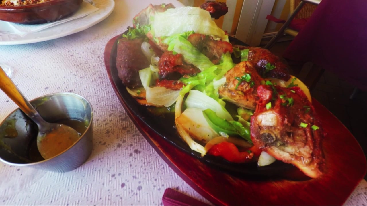 Vassoio di carne in un ristorante indiano
