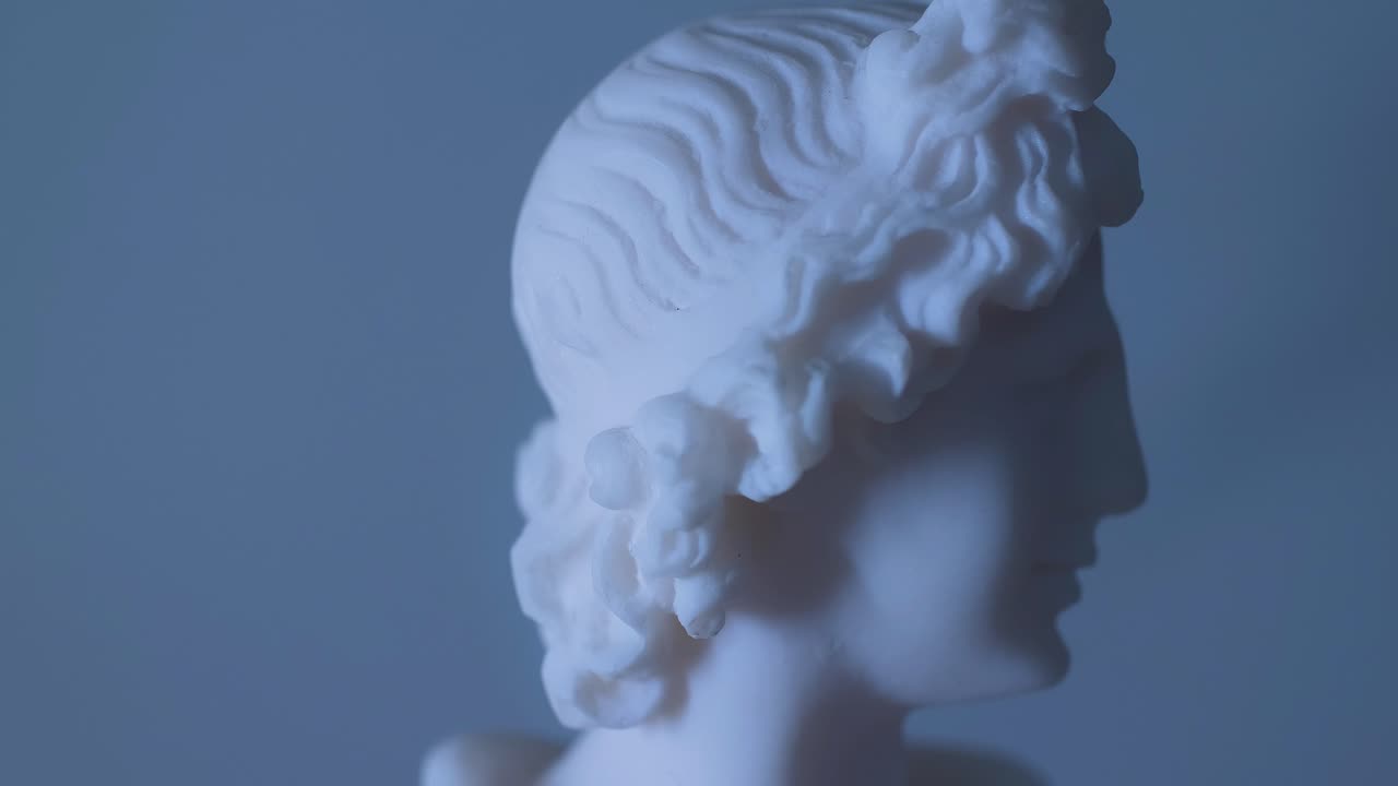 그리스 신 헤르메스의 회전하는 동상이 따뜻한 빛에