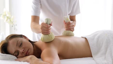 terapeuta masajeando la espalda de su paciente