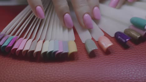 chica eligiendo colores para sus uñas