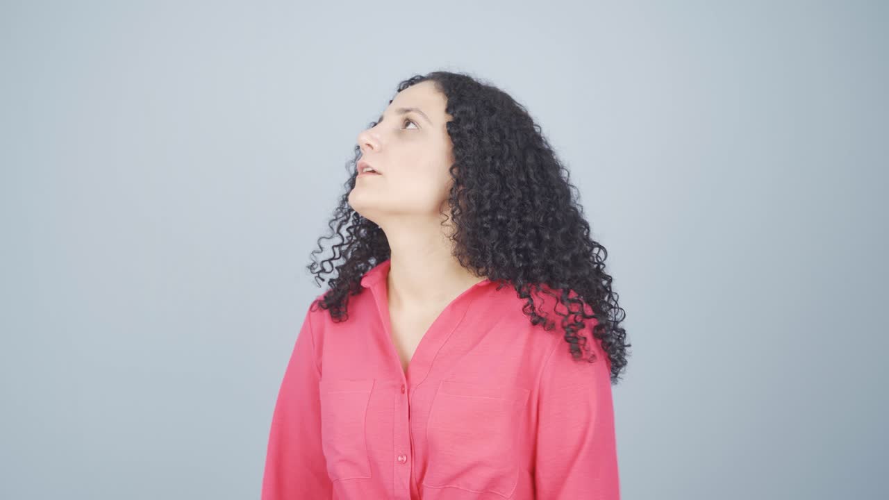 la joven que suspira y se hincha de aburrimiento.