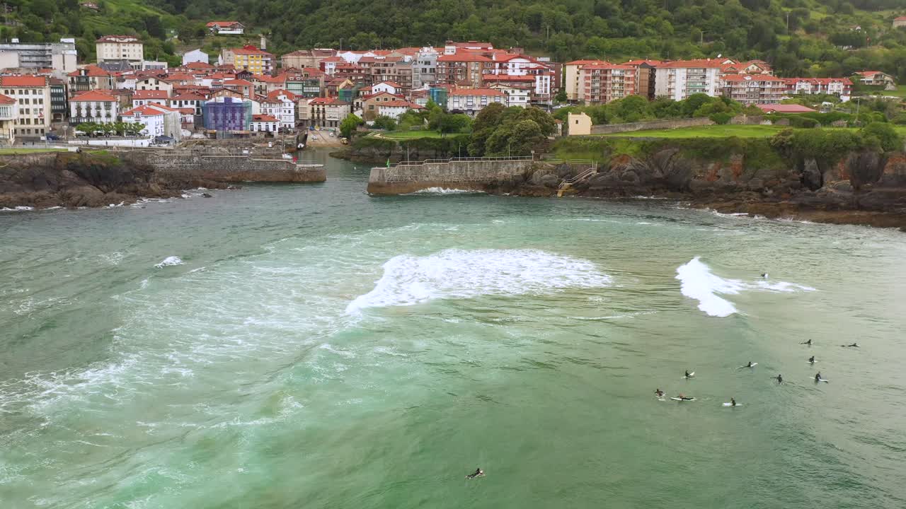 Vista aerea con drone della Riserva della Biosfera di Urdaibai a Mudaka, nei Paesi Baschi