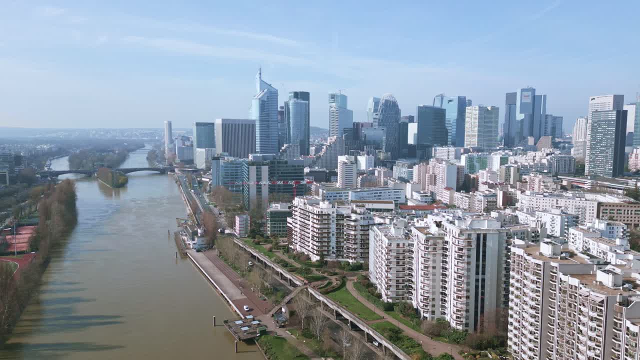 프랑스 파리의 라 디펜스 (la défense) 에 있는 세인 강을 따라 세워진 현대적인 건물