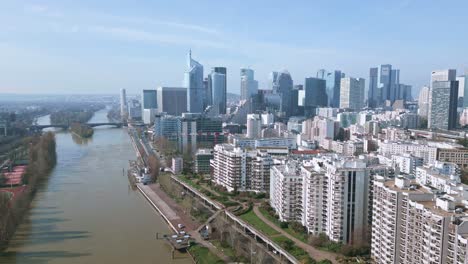 Modern-buildings-along-Seine-River-at-La-Defense-Parisian-business-district-in-Paris,-France