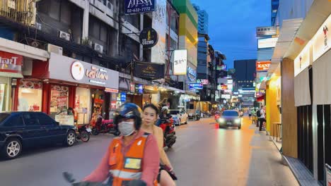 escena callejera de bangkok por la noche