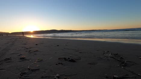 Puesta-De-Sol-De-California-Sobre-La-Playa-De-Carmel---Toma-Fija-De-Las-Olas-Subiendo-4k