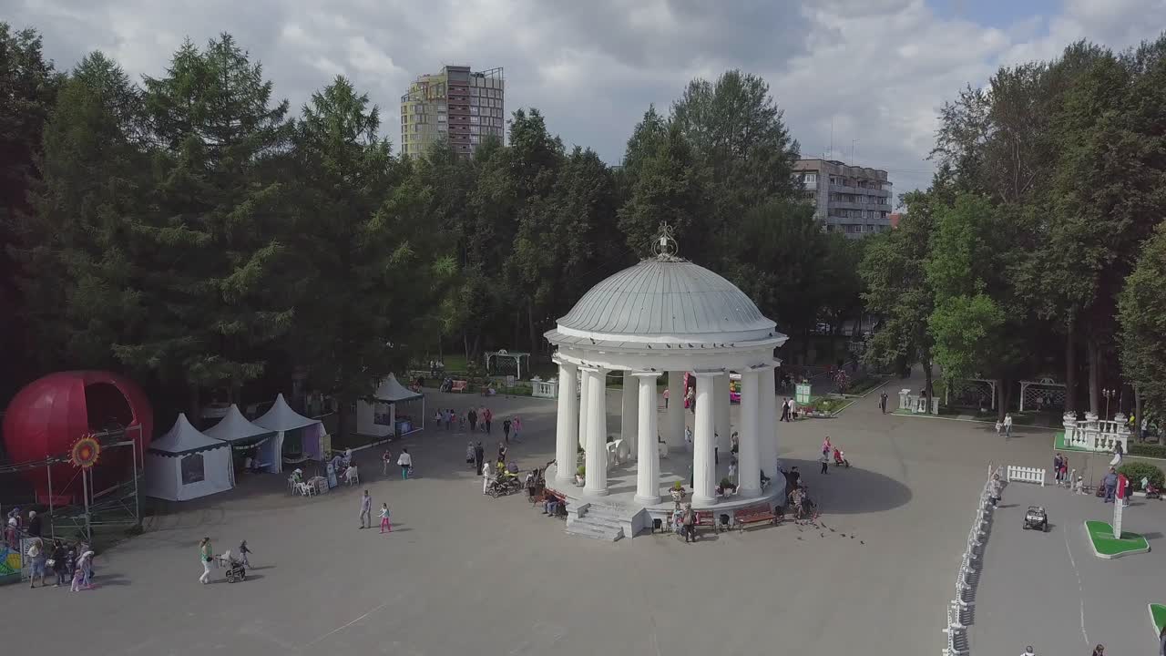 городской парк с беседкой и людьми