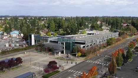 vista aérea de la estación de tránsito de lakewood sound a lo largo de la autopista del pacífico, suroeste de lakewood, washington, estados unidos - disparo de drones
