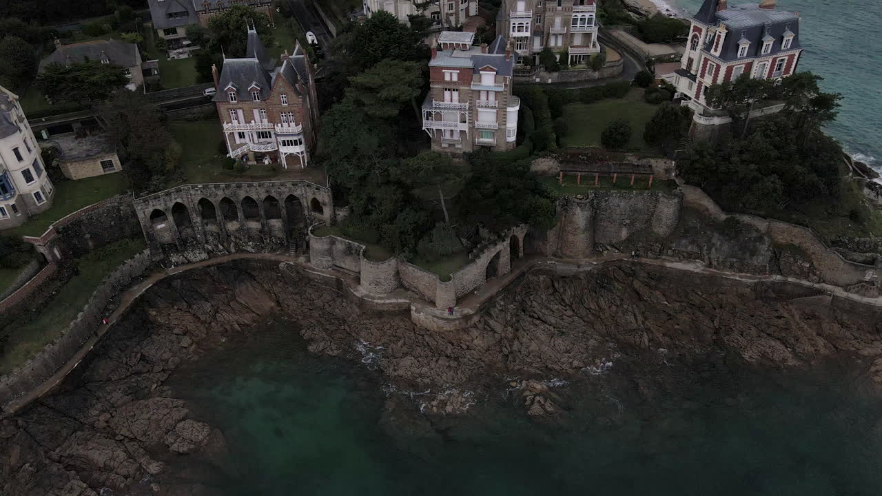 muros de fortificación y acantilados rocosos a lo largo de la costa de dinard, bretaña en francia