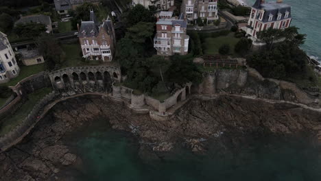 Muros-De-Fortificación-Y-Acantilados-Rocosos-A-Lo-Largo-De-La-Costa-De-Dinard,-Bretaña-En-Francia