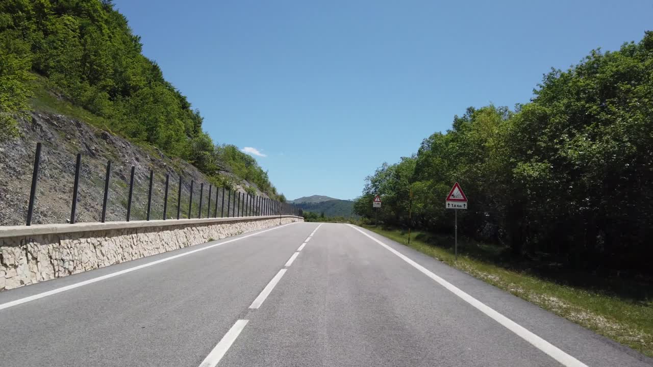 движущийся вид (автомобиль, мотоцикл или велосипед) на горный пейзаж