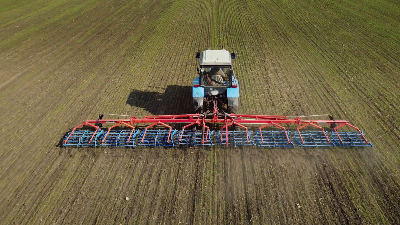 un paisaje pintoresco - un tractor en el campo en primavera cultiva la tierra 1