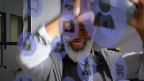 animación de iconos digitales sobre un hombre de negocios afroamericano con auriculares vr