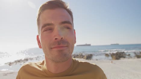 un joven en una playa sonriendo