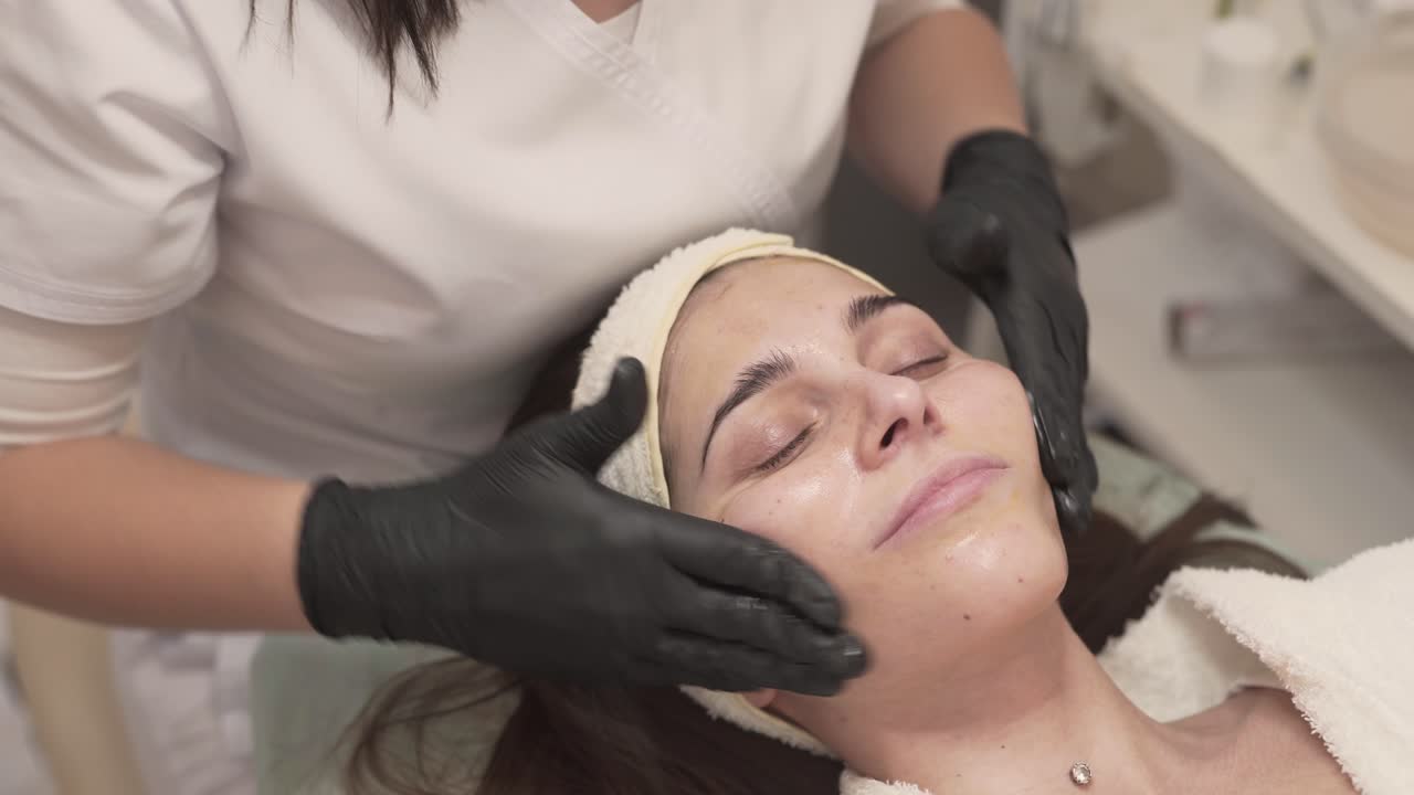 bella clienta-cliente acostada en el sofá en el hermoso salón de spa