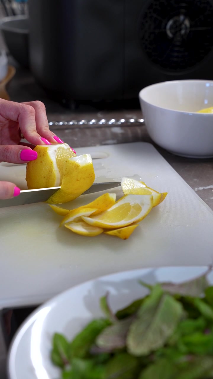 Cuchillo cortando limón en rodajas, escena de cocina de preparación de limonada casera