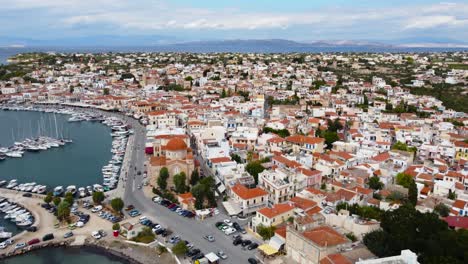 luftdrohnenansicht und blick auf yachten in der hauptmarine auf der insel ägina, mit der kirche ekklisia isodia theotokou in der stadt ägina und festgemachten alten fshing-booten, insel ägina, griechenland