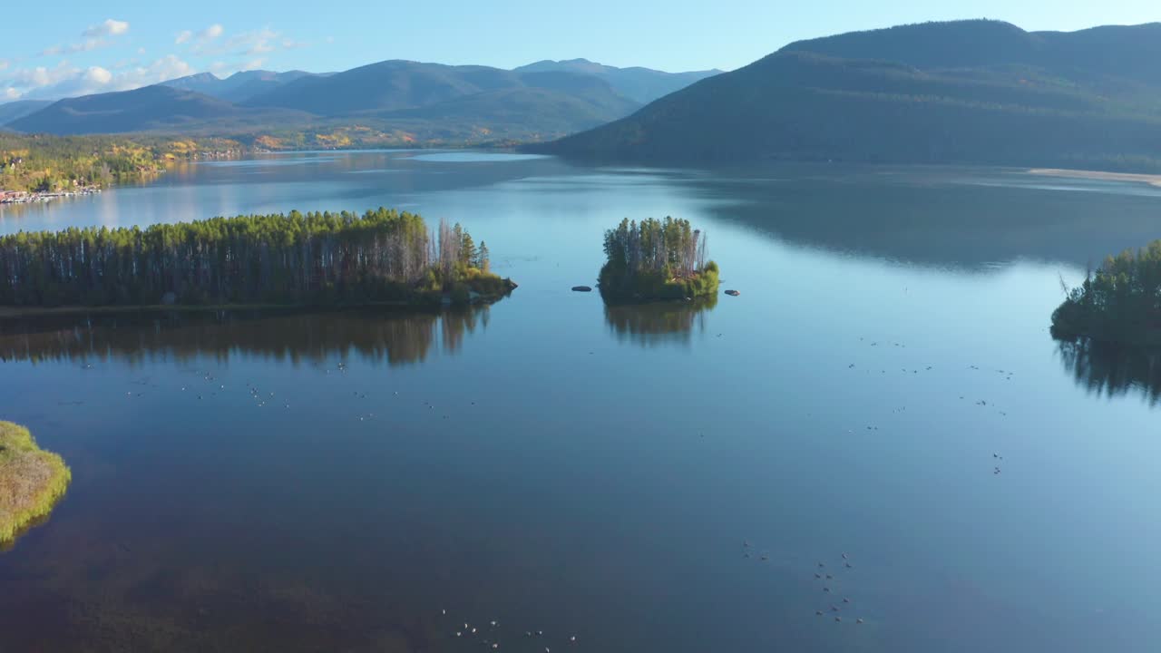 imágenes aéreas de la madrugada en el lago de montaña en la sombra en el gran lago colorado con los colores del otoño apenas comenzando
