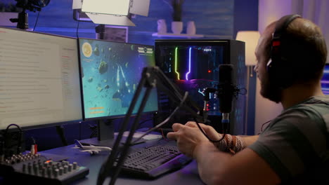 streamer man ganando el videojuego de disparos espaciales