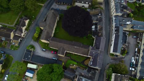 Experimente-Una-Reveladora-Perspectiva-Aérea-Con-Drones-Que-Captura-Los-Intrincados-Detalles-De-Los-Paisajes-Y-Paisajes-Urbanos-De-Cirencester,-Desde-El-Exuberante-Campo-Hasta-Las-Vibrantes-áreas-Urbanas.