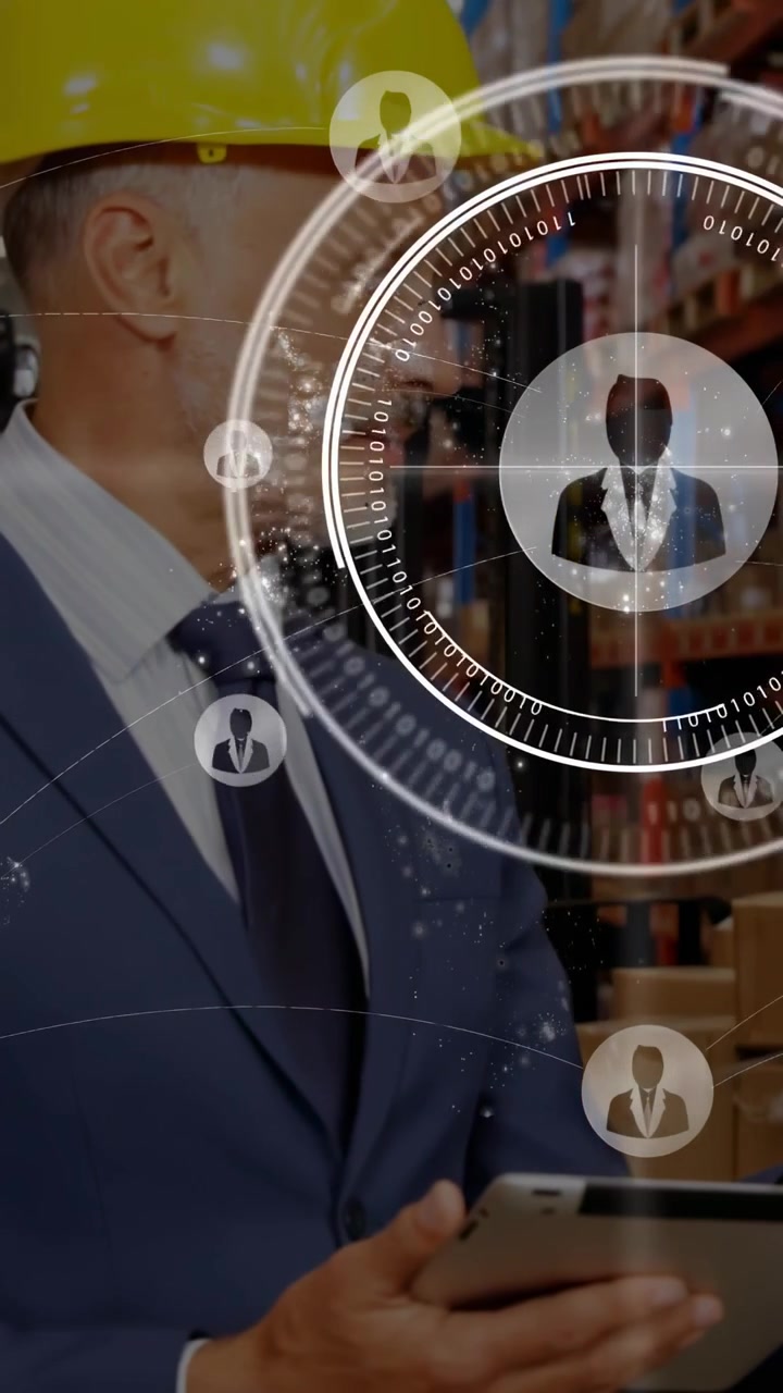 Video verticale: Manager che tocca un tablet in un magazzino, con HUD che si espande con icone avatar che monitorano la squadra.