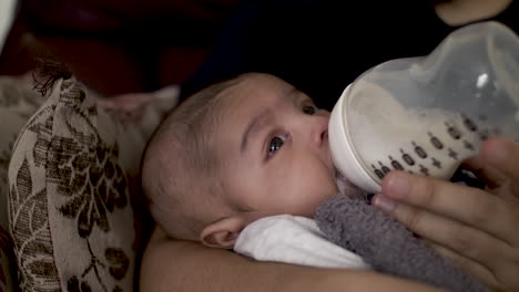 Padre-Con-Biberón-De-Leche-Alimentando-A-Su-Hijo-De-2-Meses