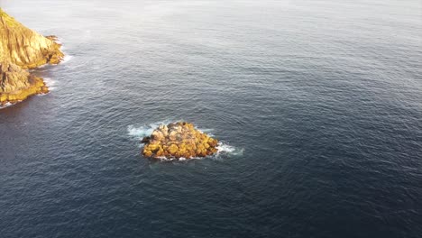Drone-Shot-Pov-Fliegt-Morgens-über-Ein-Paar-Felsen-Im-Meer-Bei-Einer-Kleinen-Insel