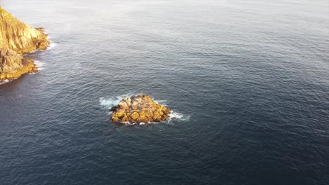 Drone-Disparó-Pov-Volando-Sobre-Un-Montón-De-Rocas-En-El-Mar-Por-Una-Pequeña-Isla-En-La-Mañana