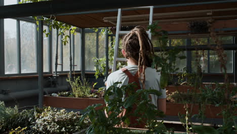 jardinera que trabaja en el interior