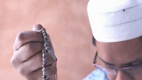 un primer plano de un joven musulmán orando en ramadán