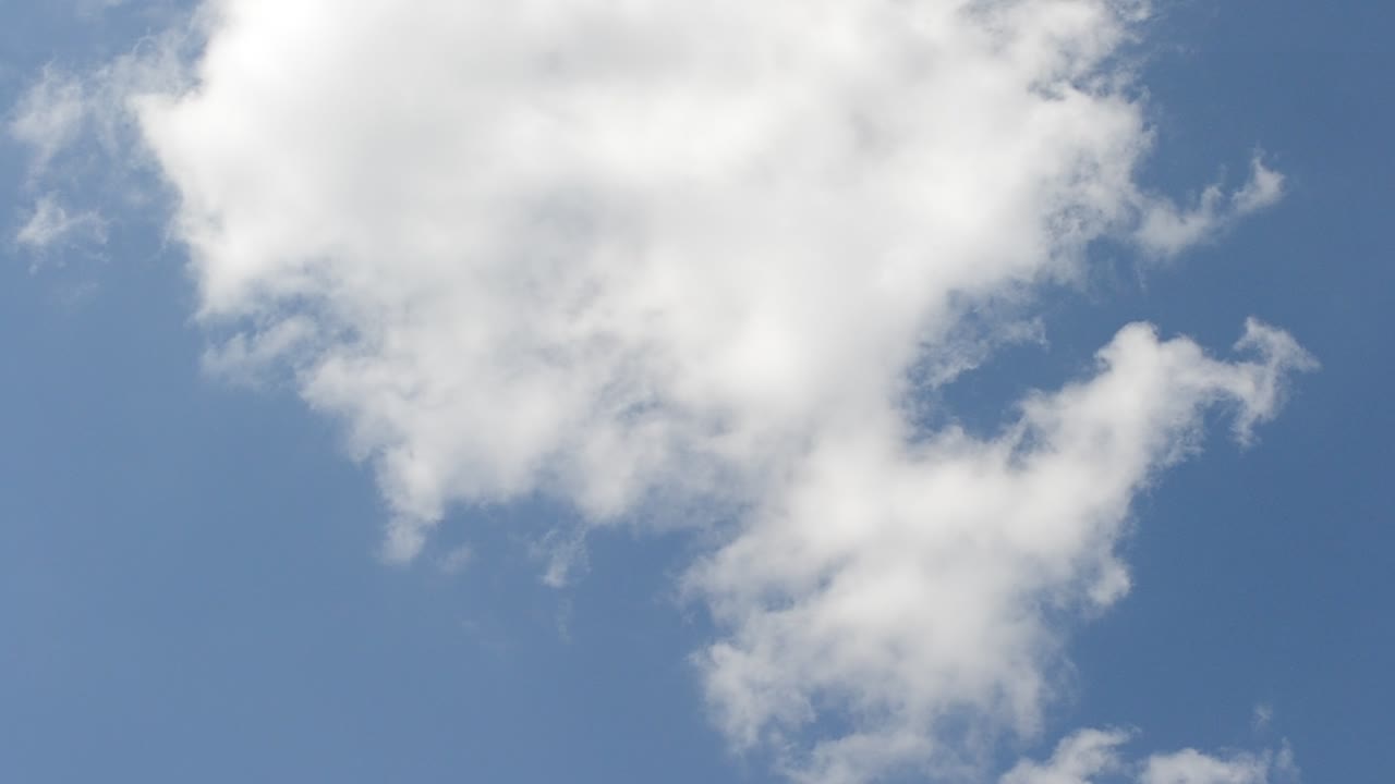 Langit biru dengan awan dan matahari