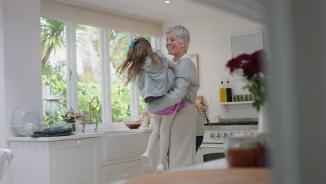 Niña-Feliz-Abrazando-A-La-Abuela-Sonriendo-Abrazando-A-La-Nieta-Abuelita-Amorosa-Disfrutando-Del-Afecto-En-Casa-Concepto-Familiar-Imágenes-De-4k