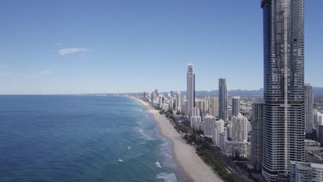 Vista-Diurna-En-Surfers-Paradise-En-La-Costa-Dorada-En-Queensland,-Australia---Retroceso-Aéreo