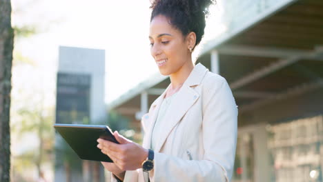 Woman,-digital-tablet-and-city-travel-on-busy