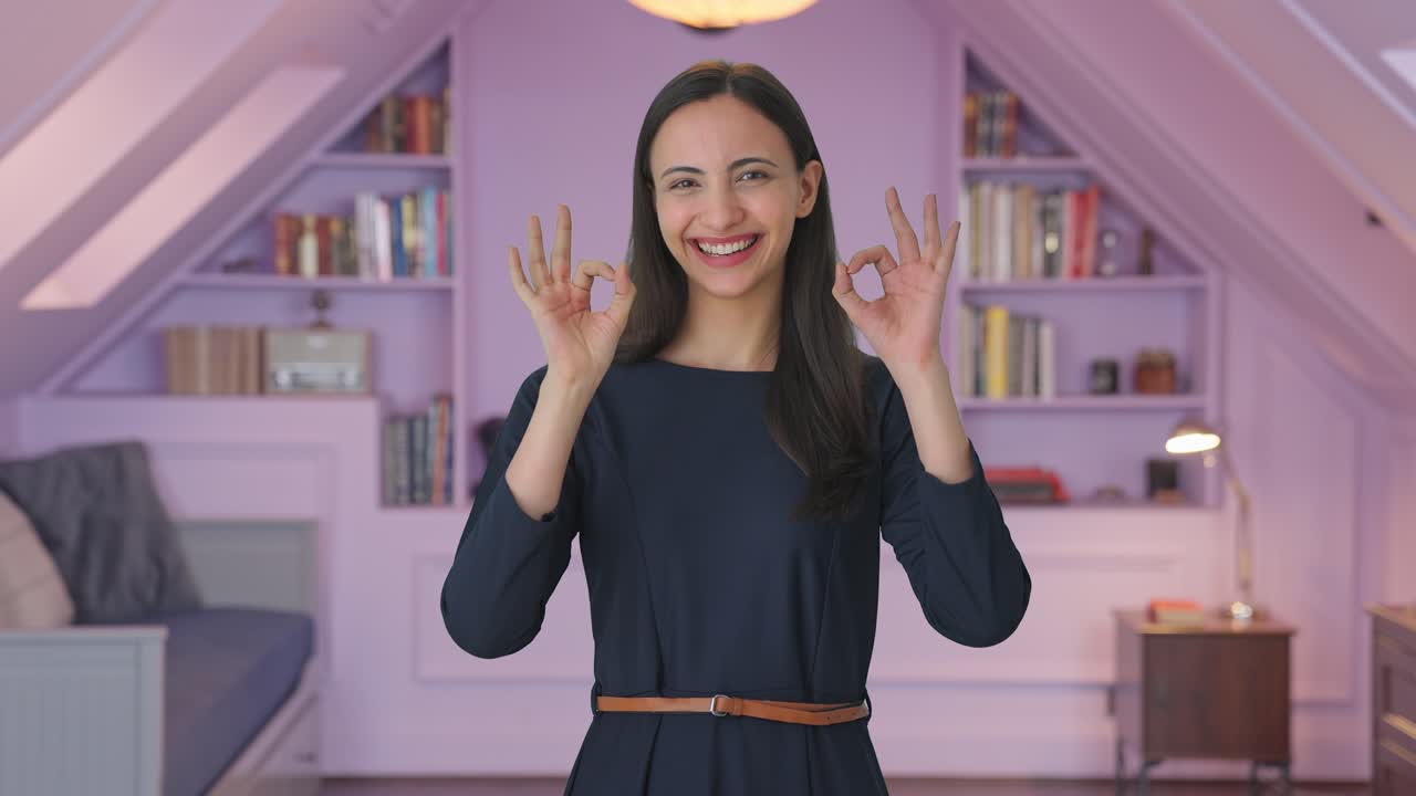 행복한 인디언 소녀가  ⁇ 은 신호를 보여줍니다.