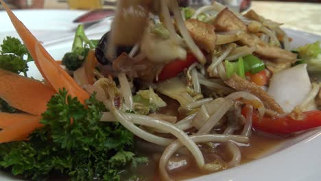 comida vegana en un restaurante chino que se come con un tenedor